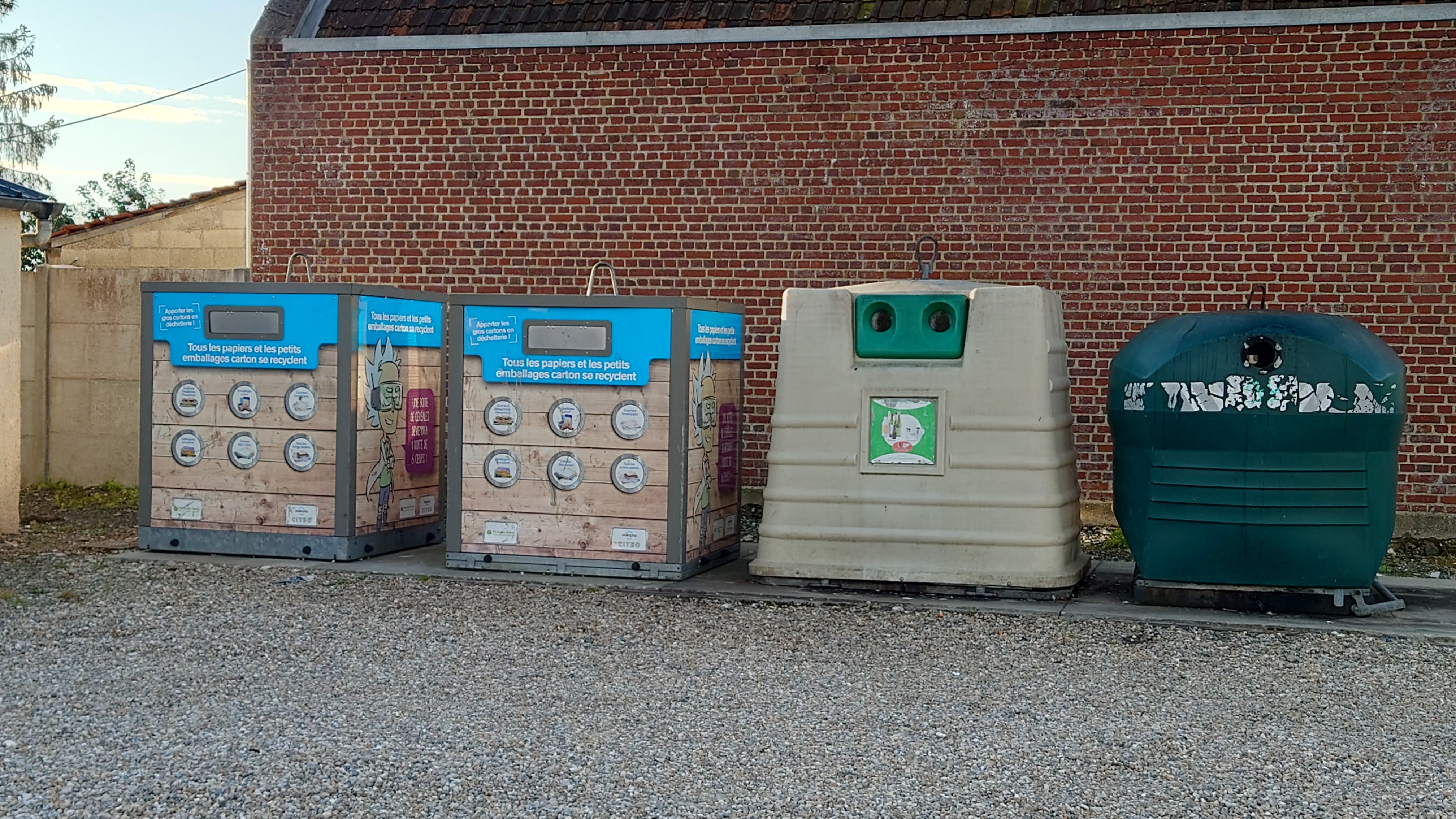 Point de collecte verre et papiers-carton parking salle des fêtes.JPG