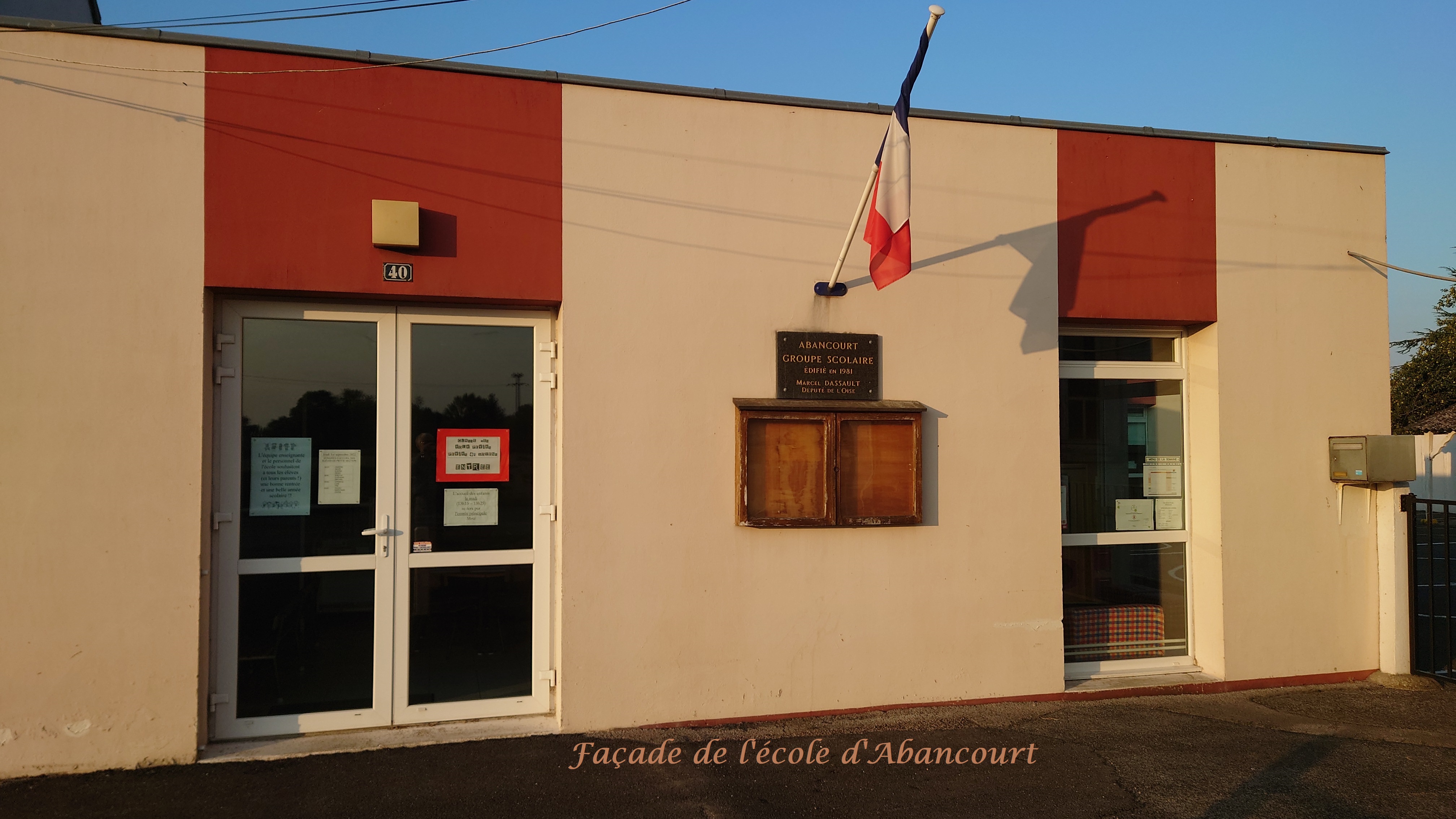 Façade de l_école d_Abancourt.jpg