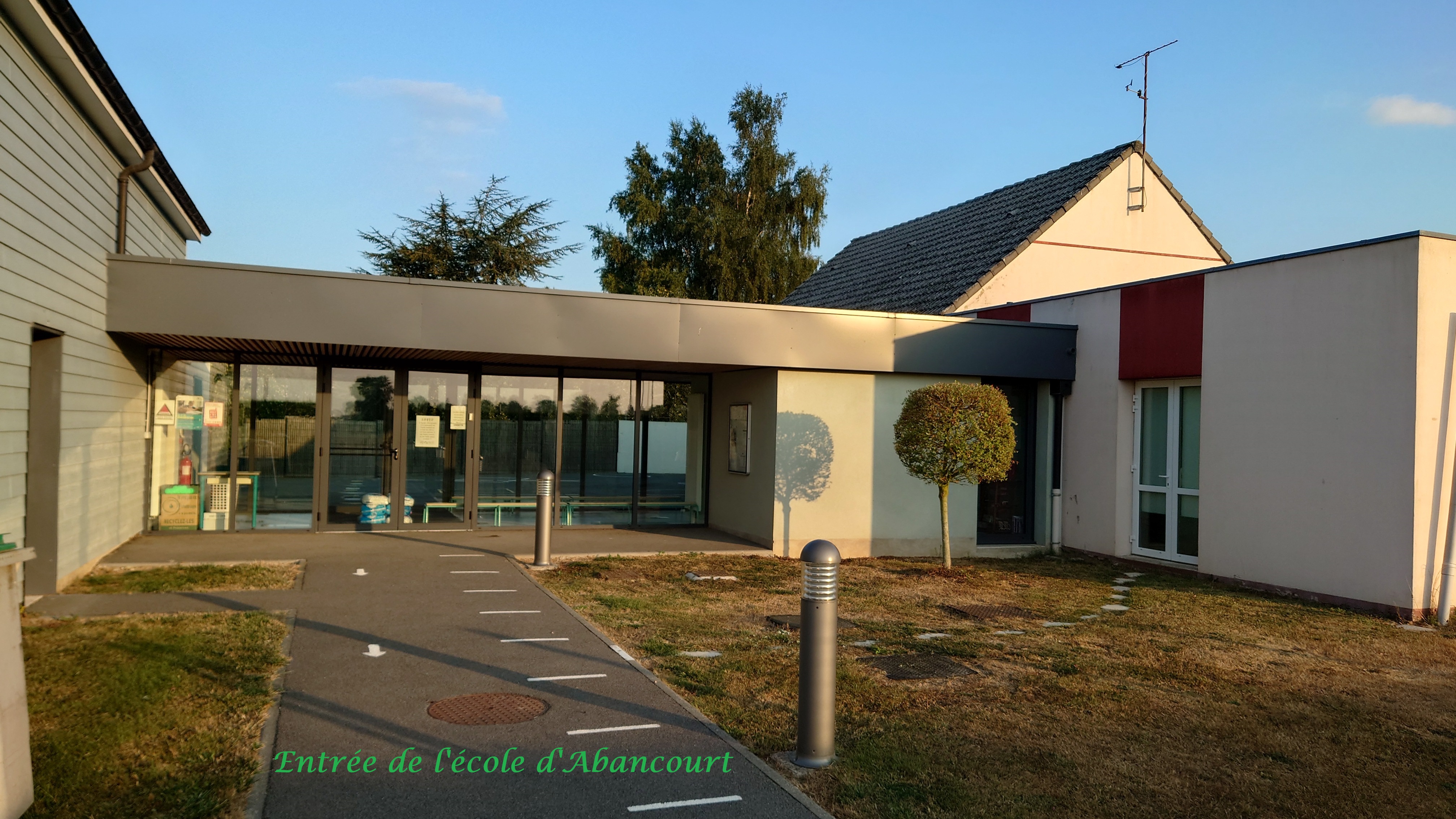 Entrée de l_Ecole d_Abancourt.jpg