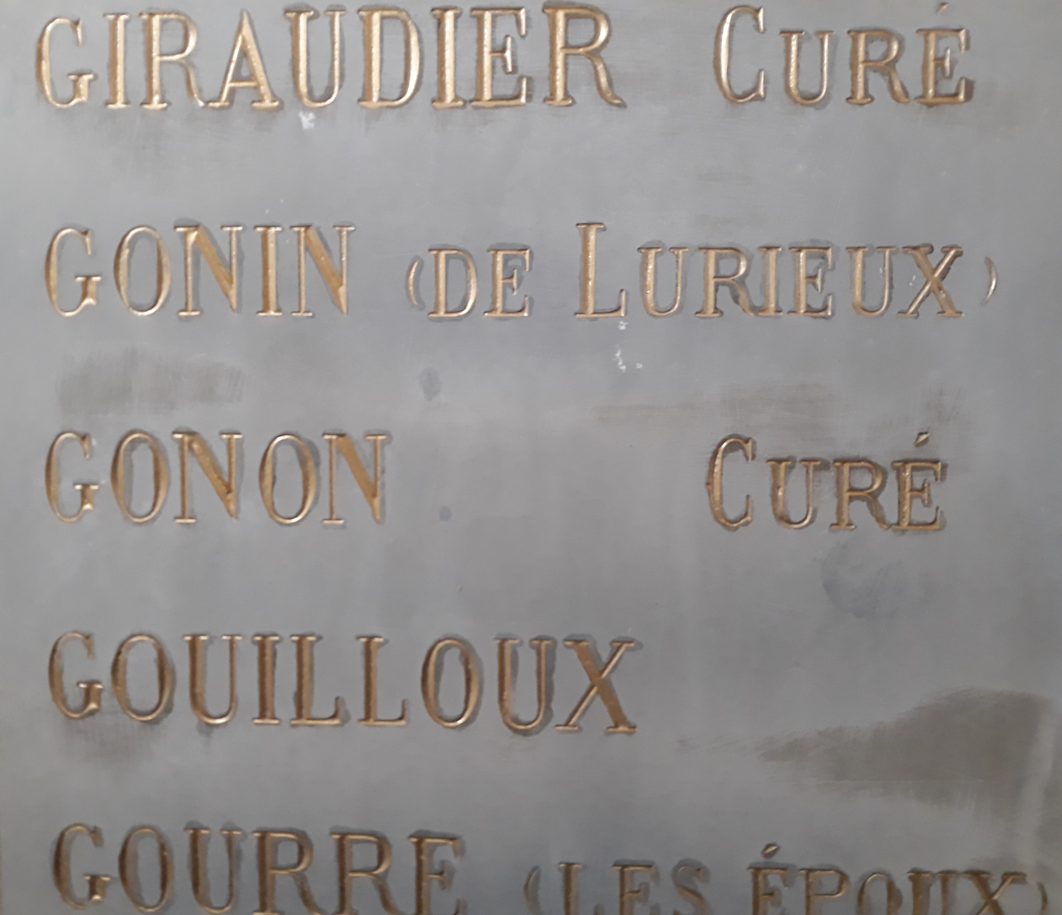 à l_intérieur de la chapelle, la liste des personnes exécutées, dont le curé Gonon.jpg