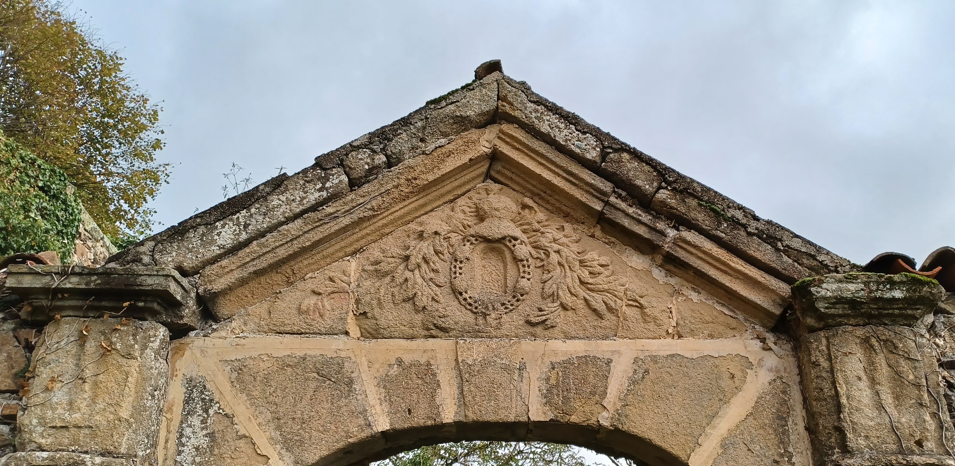 Le fronton de l_ancienne église d_Aveize.jpg