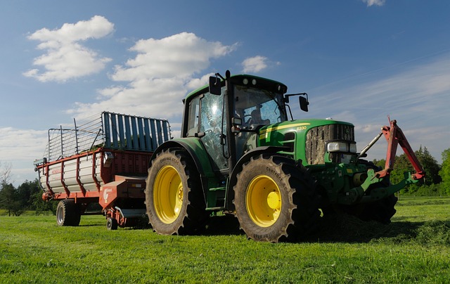 tractor-2521887_640.jpg