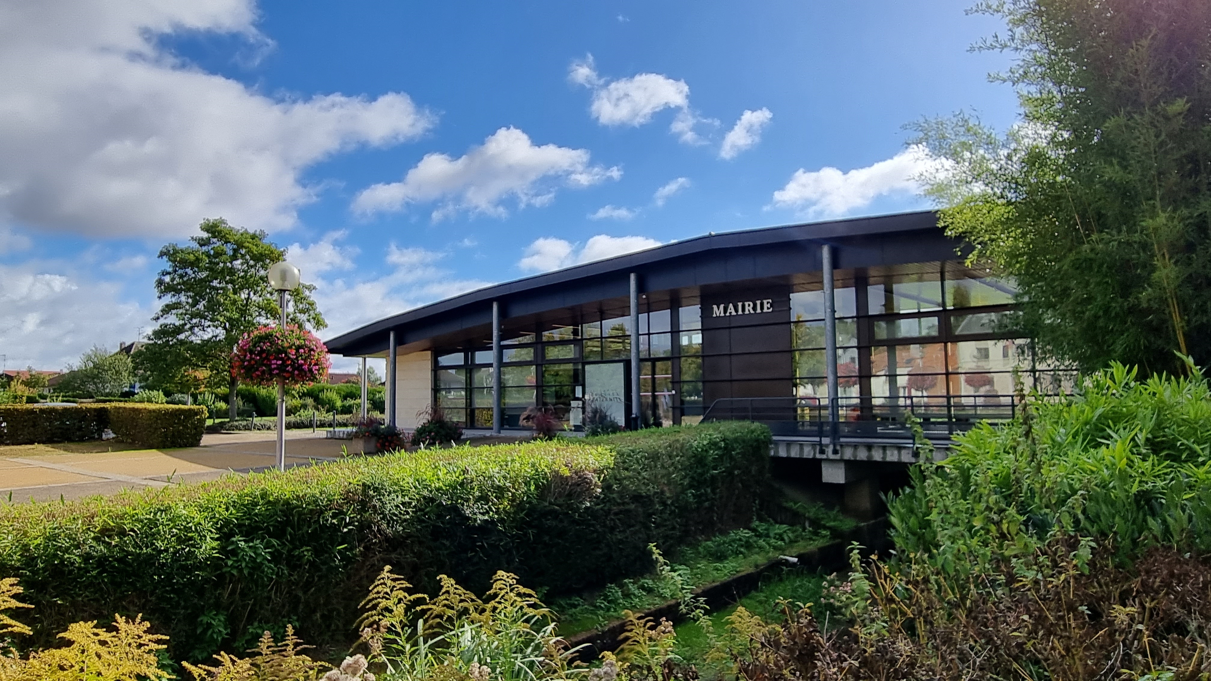 Mairie extérieur 2022.jpg