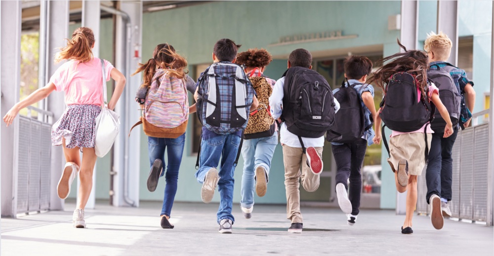 Enfants courant dans couloir ecole.jpg