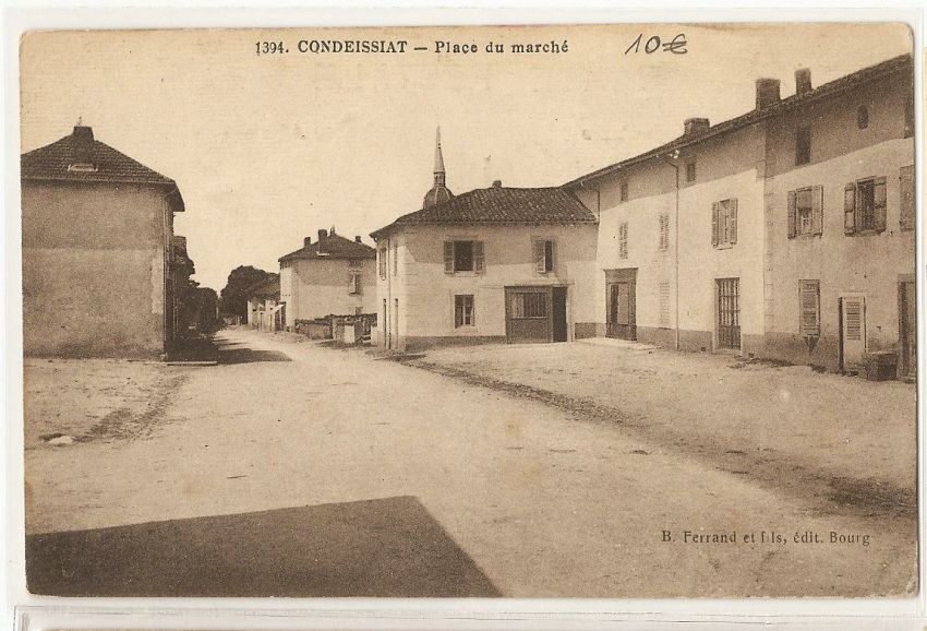 Condeissiat place du marché.jpg
