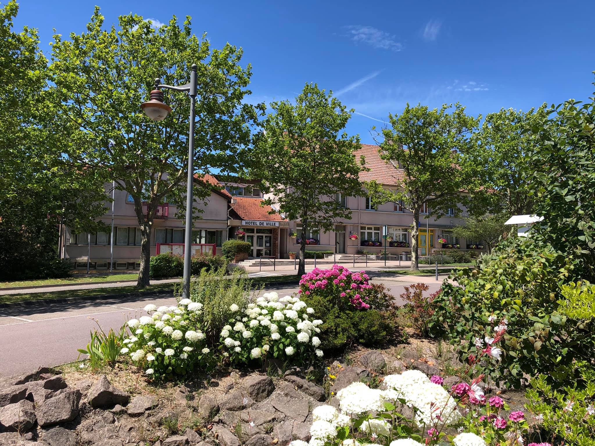 Créhange - Place de l_Hôtel de Ville.jpg