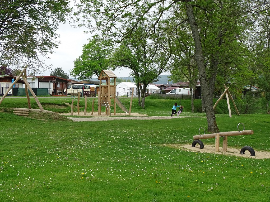 AIRE DE JEUX lac vert.jpg