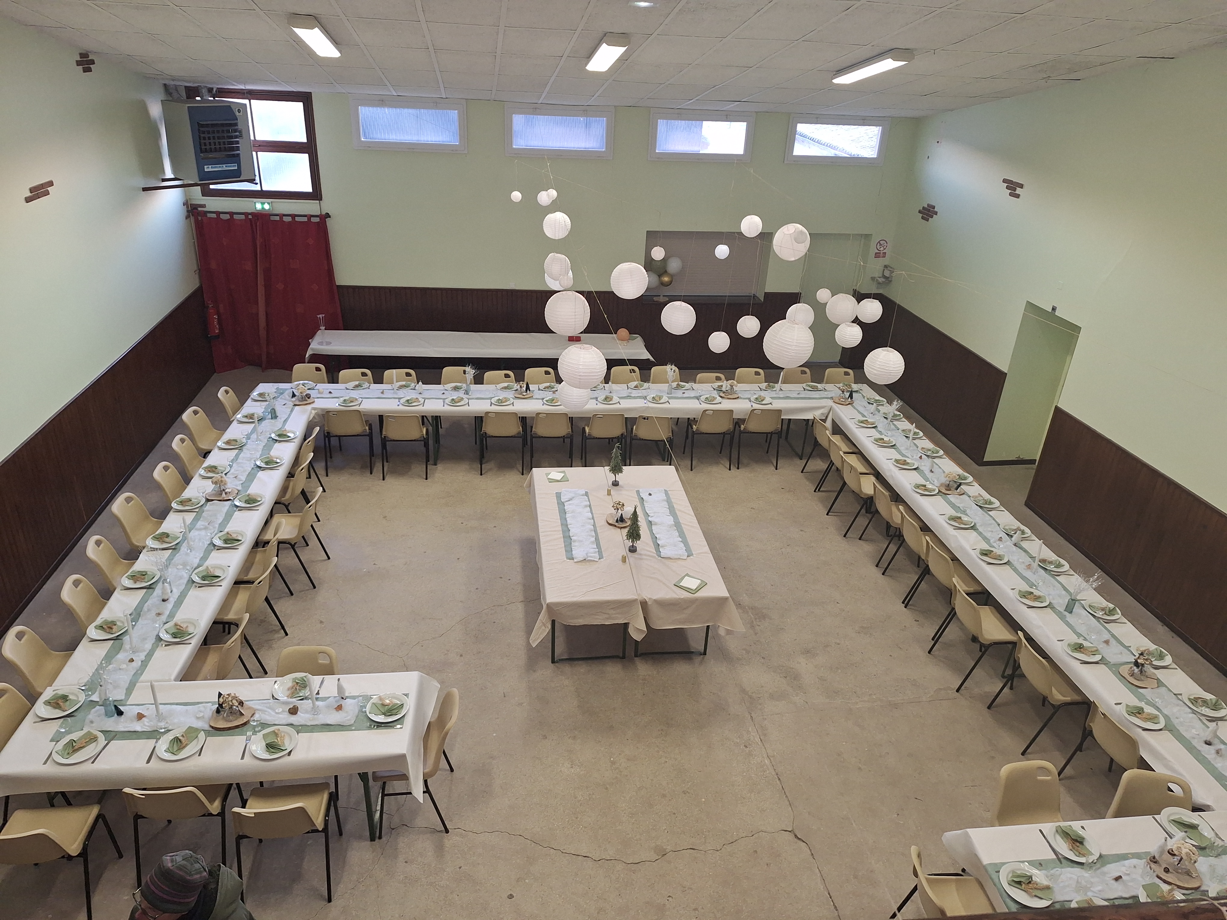 salle vu sur le balcon 2.jpg
