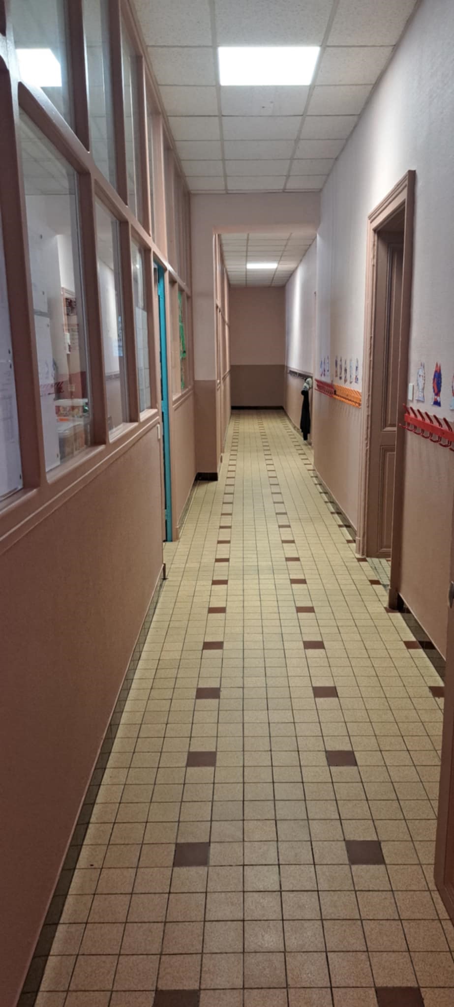 couloir Ecole Mouzay.jpg