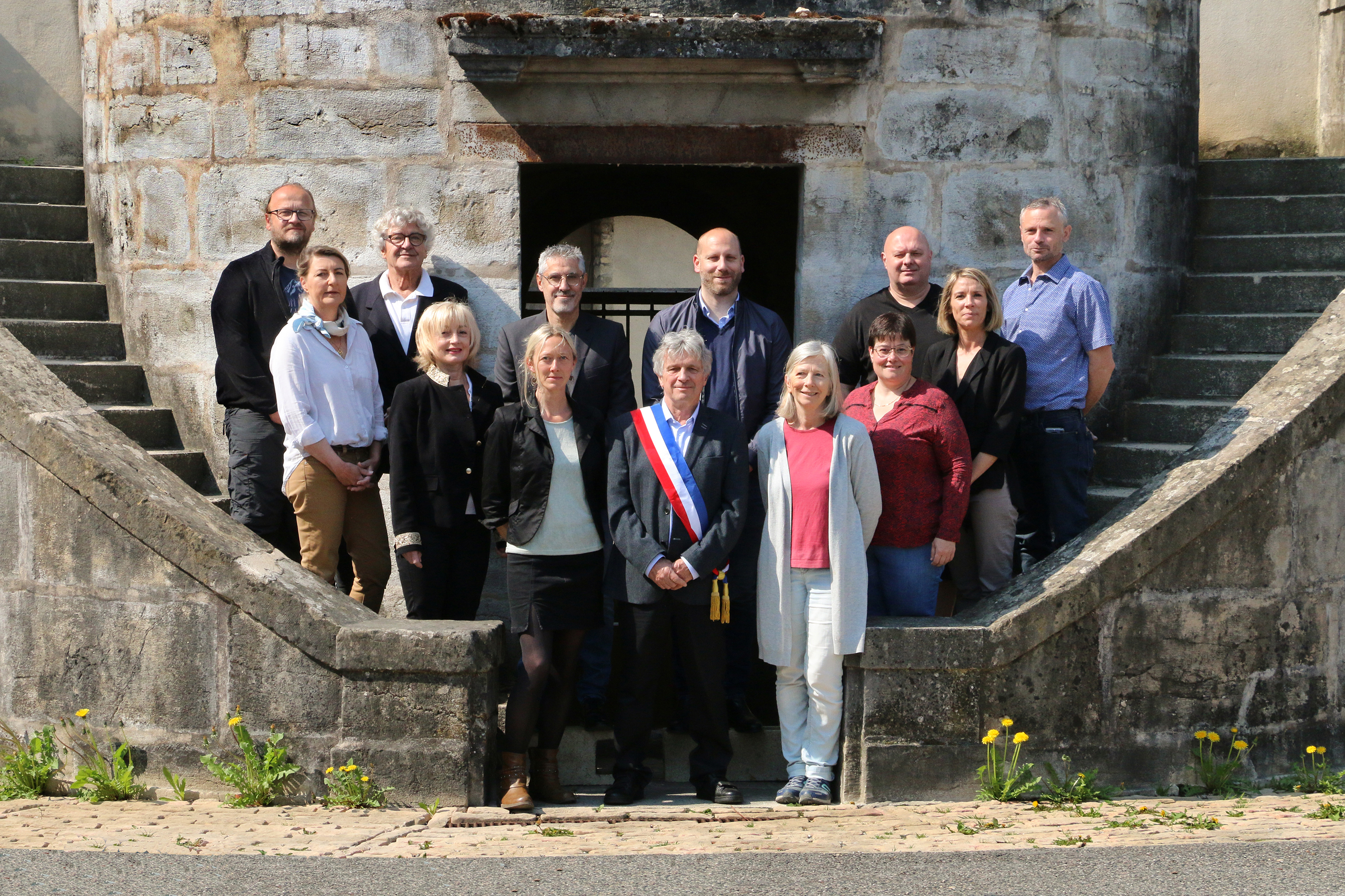 photo du CM devant mairie-lavoir.jpg