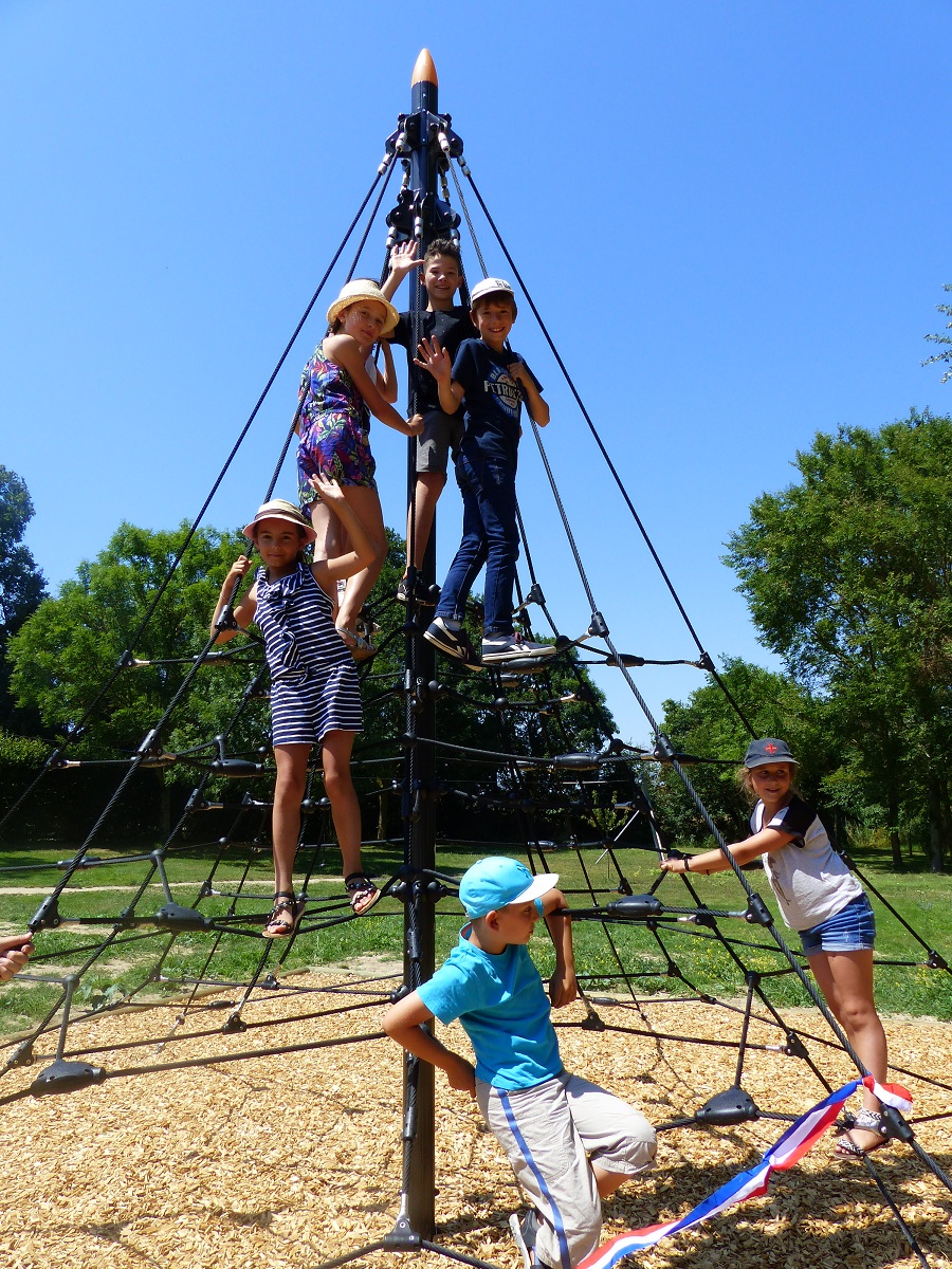 2019 installation d_une pyramide araignée dans le parc.JPG
