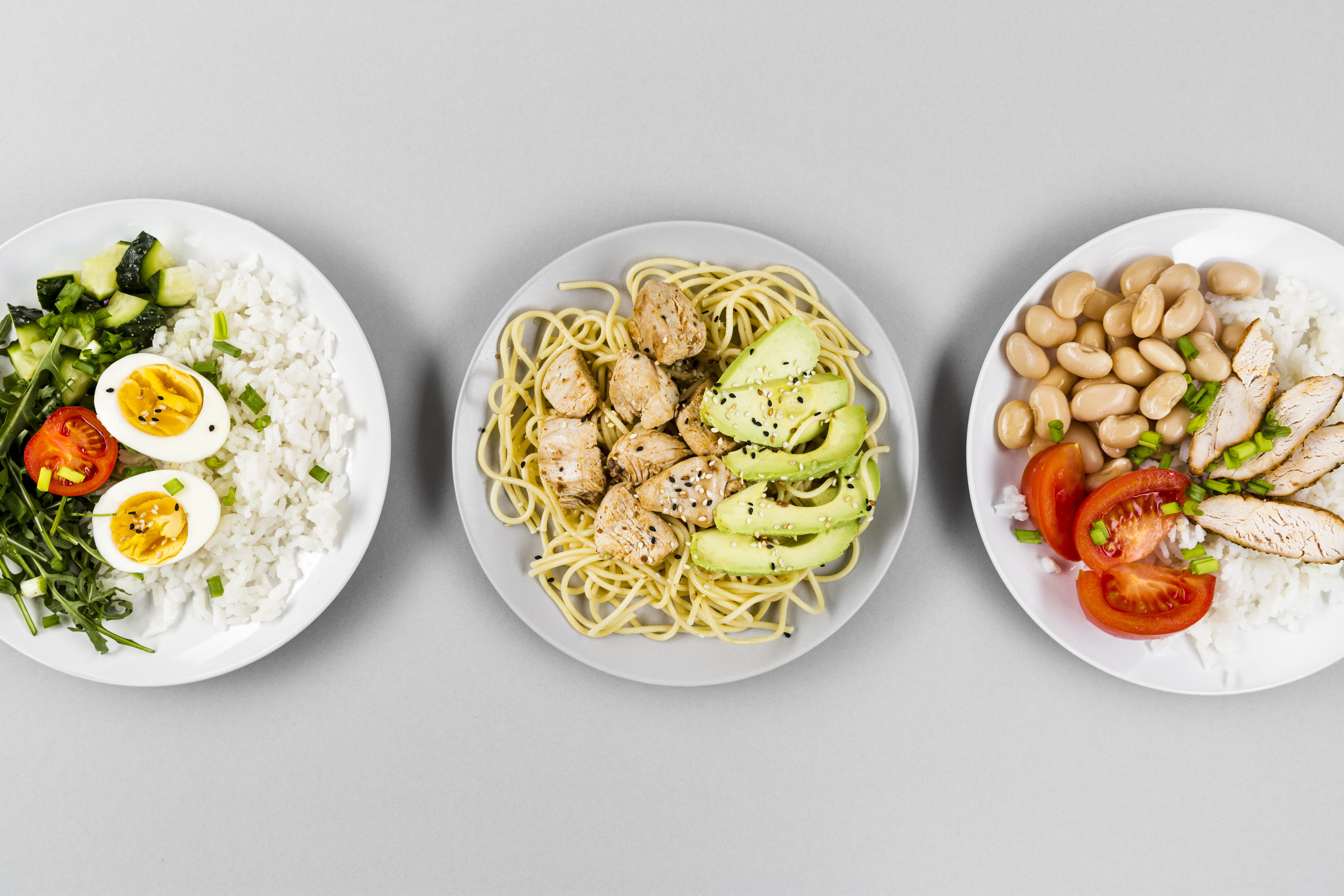 vue-de-dessus-des-assiettes-avec-differents-repas.jpg
