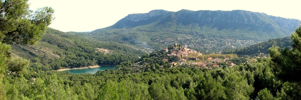 Le-Revest vue lac village ok pano.jpg