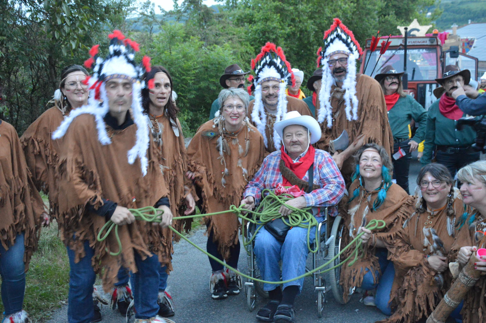 les-indiens-protegent-les-vieux-cow-boys-photo-germaine-paccoud-1778365869.jpg