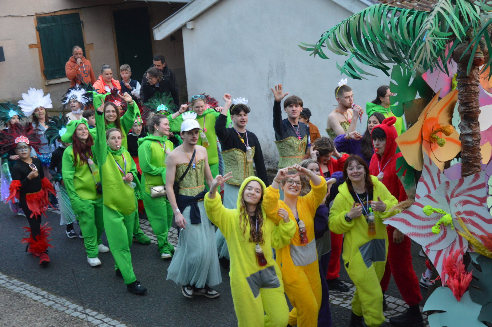 que-de-joie-chez-les-plus-jeunes-photo-germaine-paccoud-1746899792.jpg