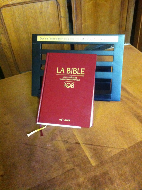 Bible et lutrin 2.jpg