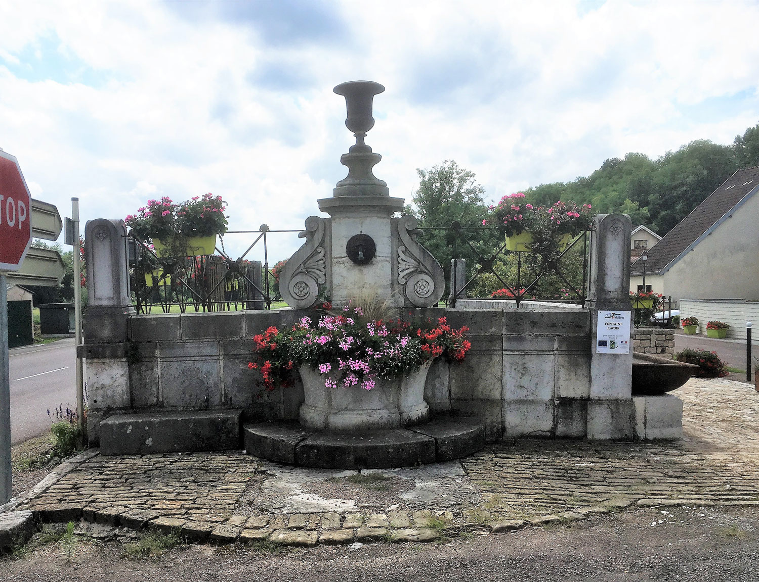 Fontaine-lavoir-st-gengoul-_2_.jpg