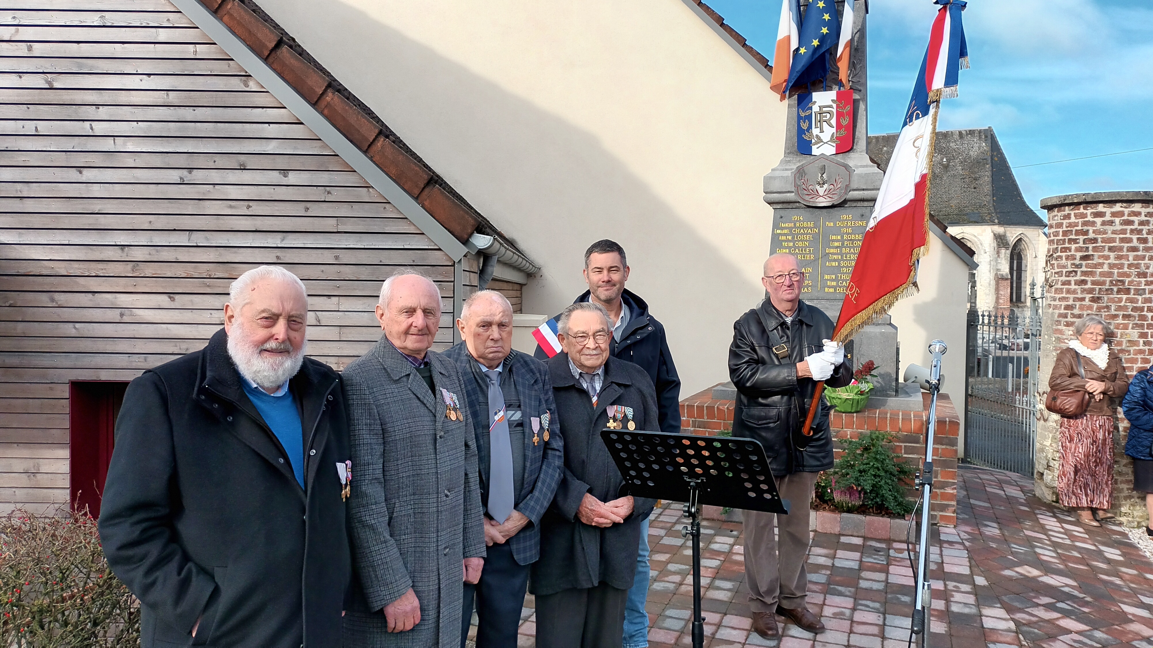 les anciens combattants et maire.jpg