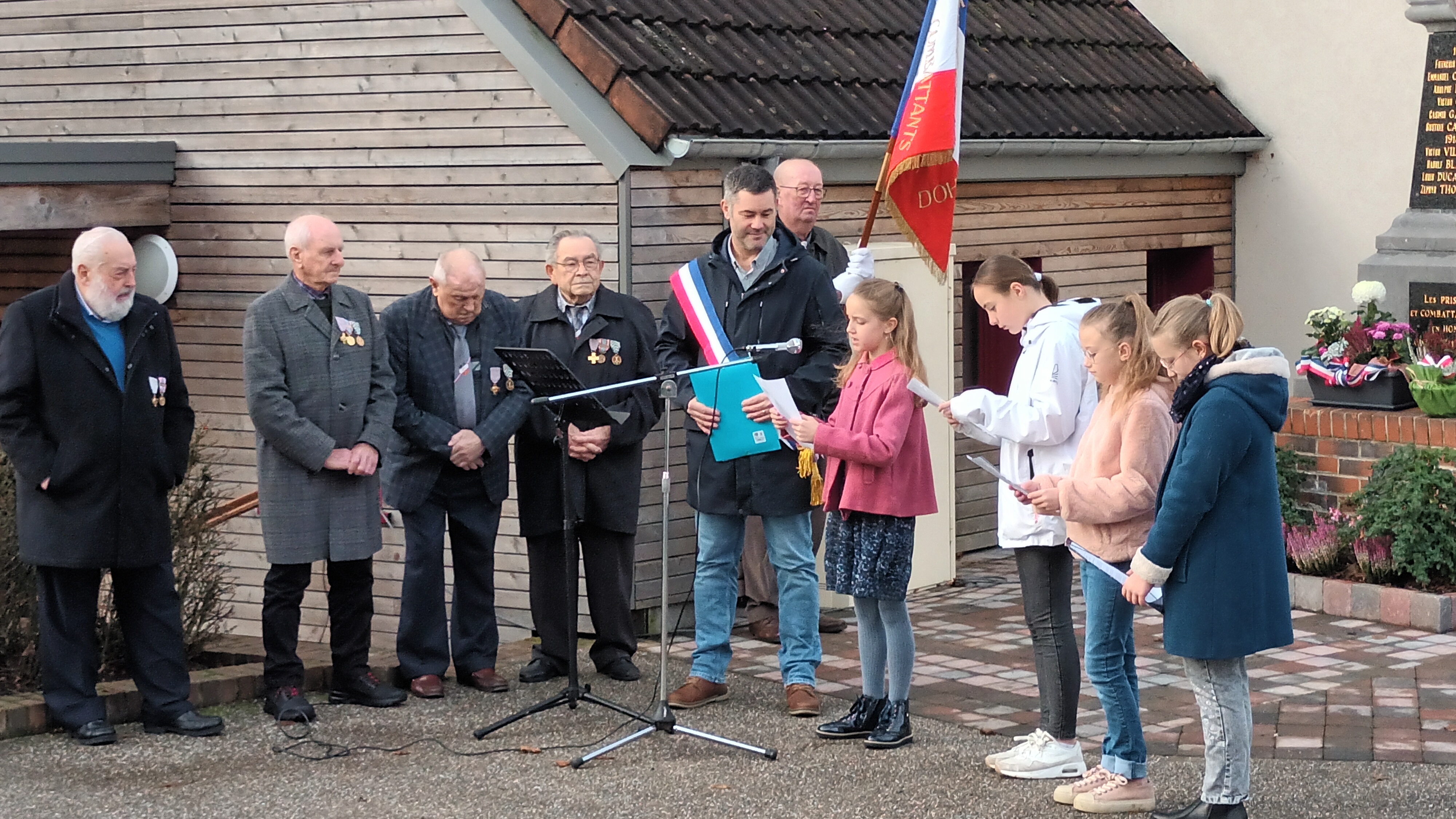 anciens combattants maire enfants 11 novembre2024.jpg