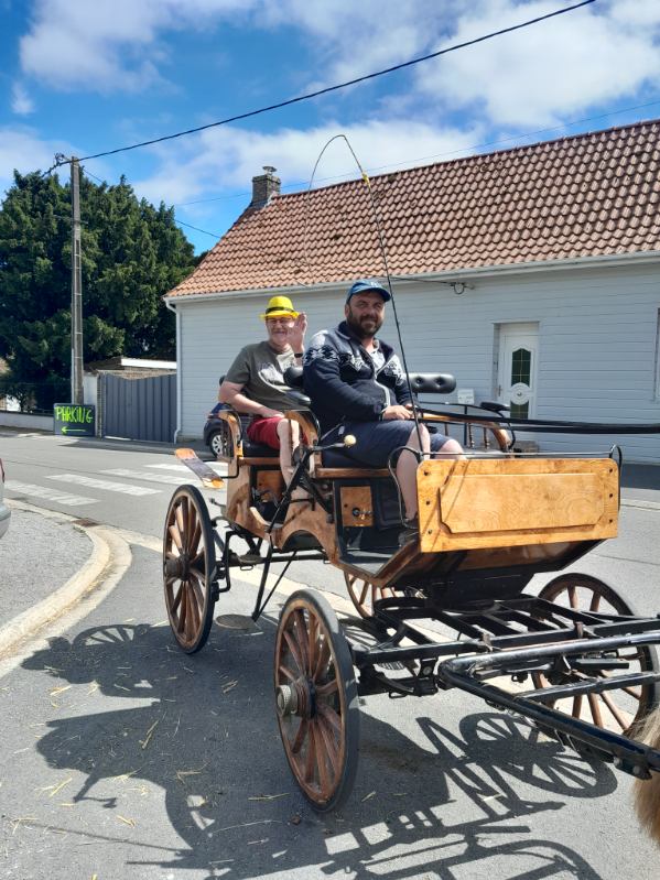 calèche brocante Dohem juillet 2024.jpg