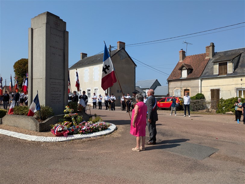 11 CRUX dépot de gerbes et appel des morts.jpg