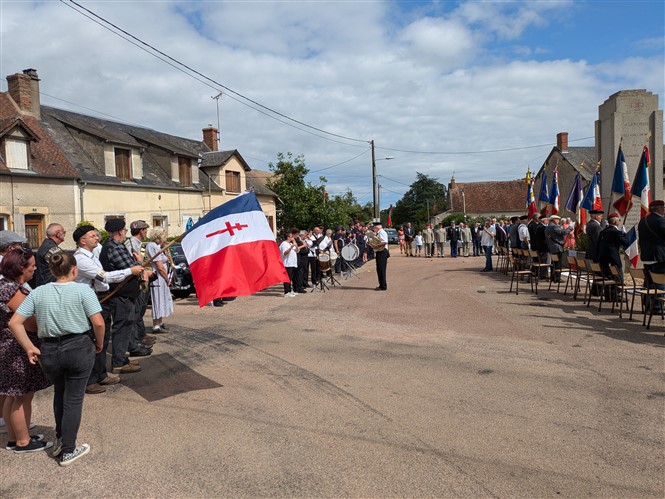 21-CRUX CEREMONIE DEPARTEMENTALE  drapeaux croix de Lorraine _2_.jpg