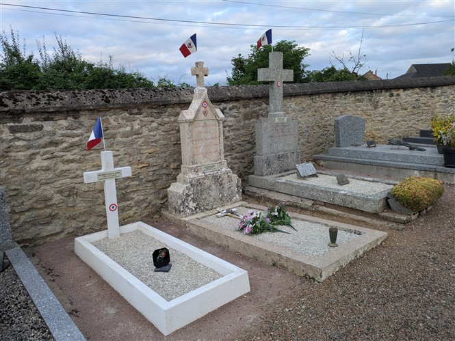 28-cimetière pavoisé_ plaque Souvenir Français _5_.jpg