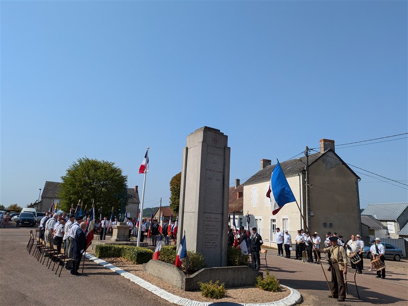 10 CRUX porte-drapeaux et discours _1_.jpg
