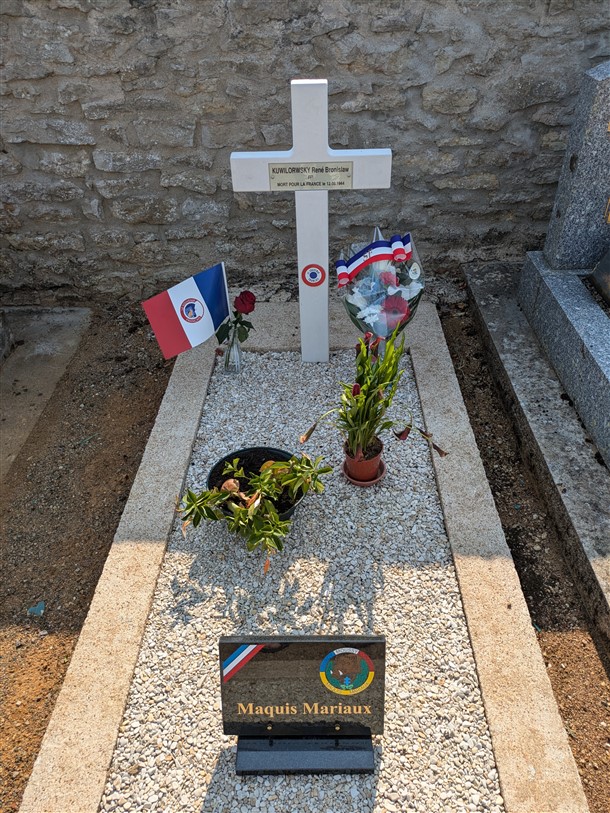 16 CRUX Cimetière tombe Kuwilorwski.jpg