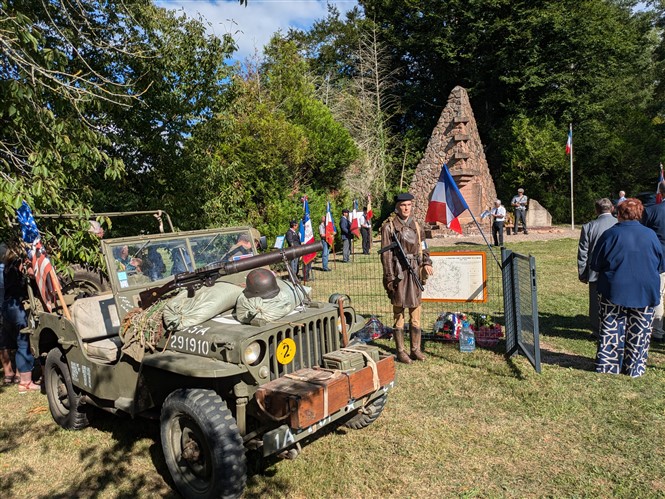 26-SANCY  _1bis_ véhicule guerre et mise en scène.jpg