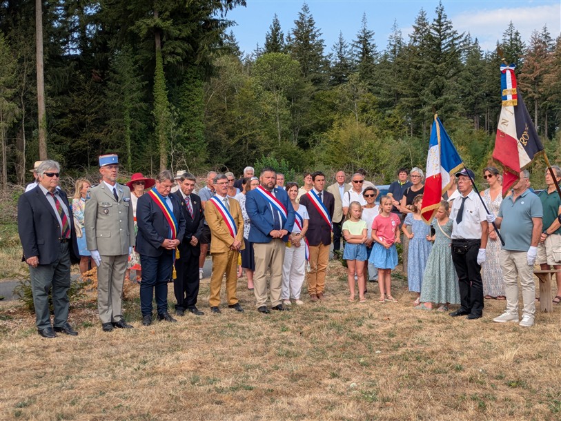 4-Cérémonie La COLONNE rang des officiels _14_.jpg