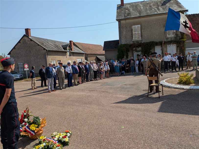 08 CRUX porte-drapeaux et discours _5_.jpg