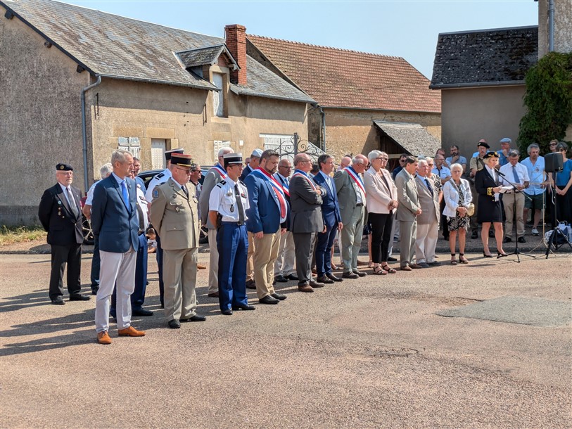 09 CRUX porte-drapeaux et discours _2_.jpg