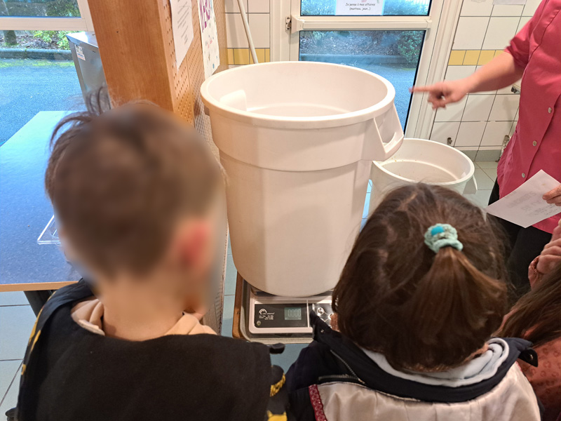 2_Pesée déchets avec les enfants.jpg