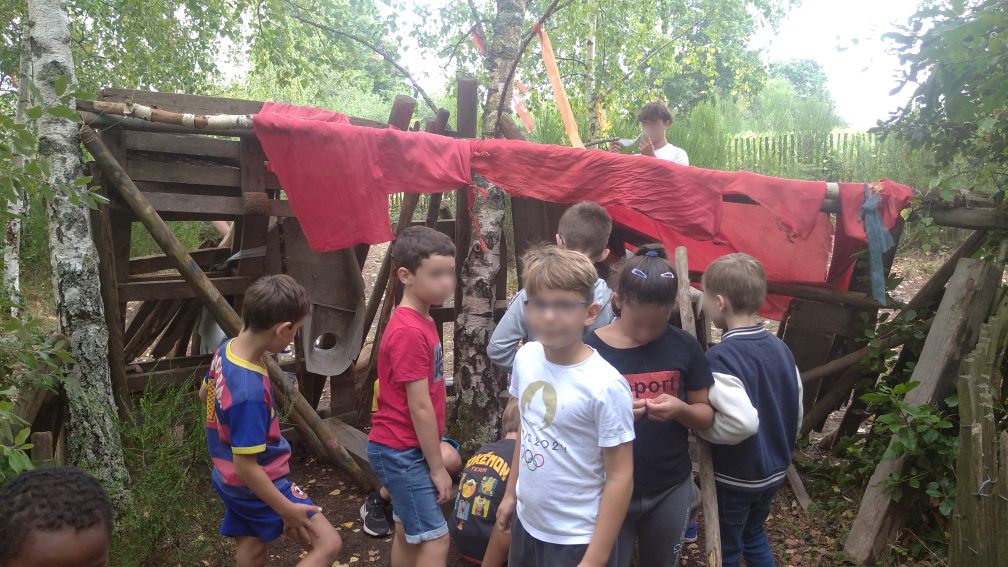 création de cabane dans la forêt vendredi 25 6-11 ans- flou.jpg