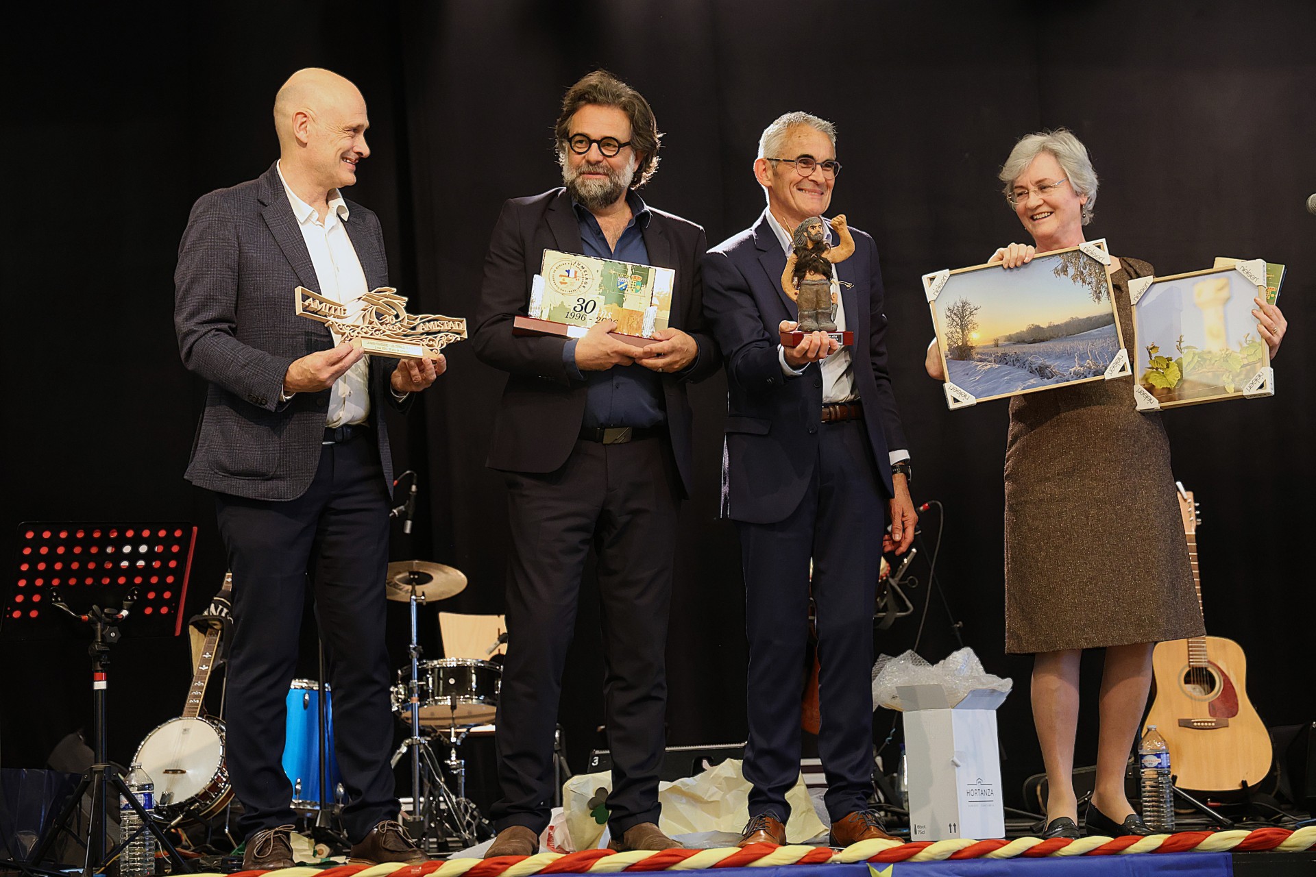 30 ans jumelage - sevria maire-cadeaux.jpg