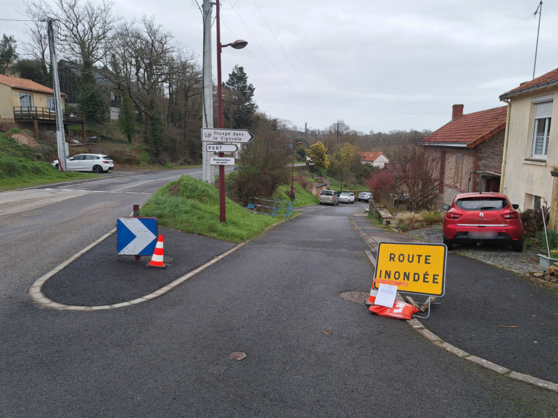 crue 20 fev_- rte barrée rue des bords de l eau copie.jpg