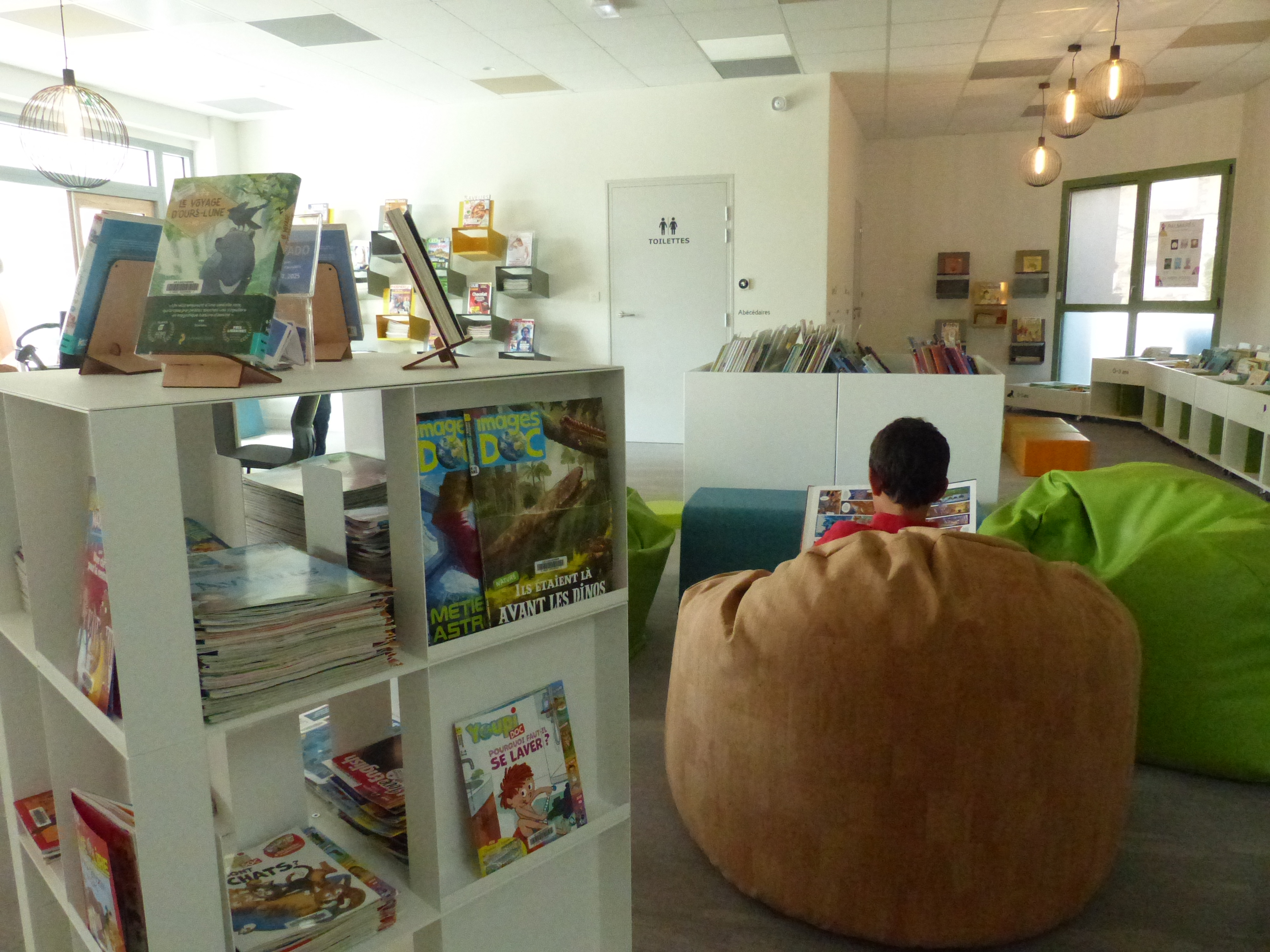 ado pouf - lecture BD.jpg