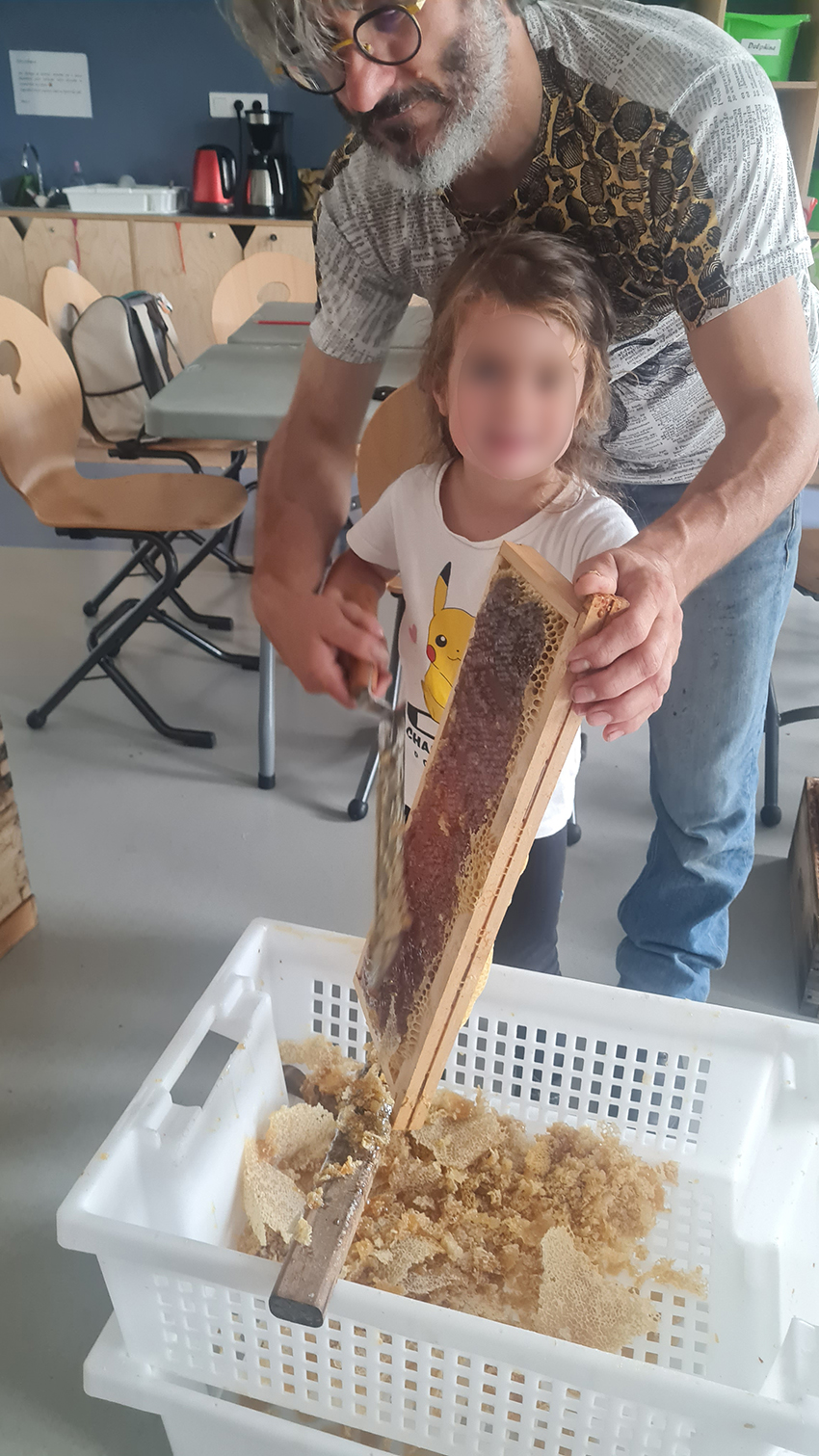 extraction du miel avec Lenny 3-6 ans mercredi 23 - flou.jpg