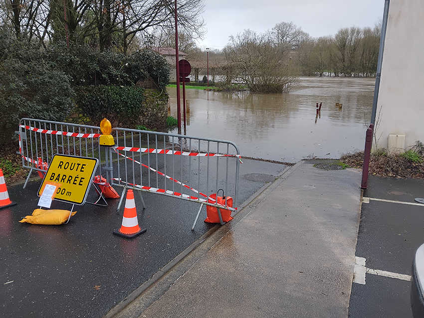 Crue fev 2026- bas de la rue des bords de l Eau - barré.jpg