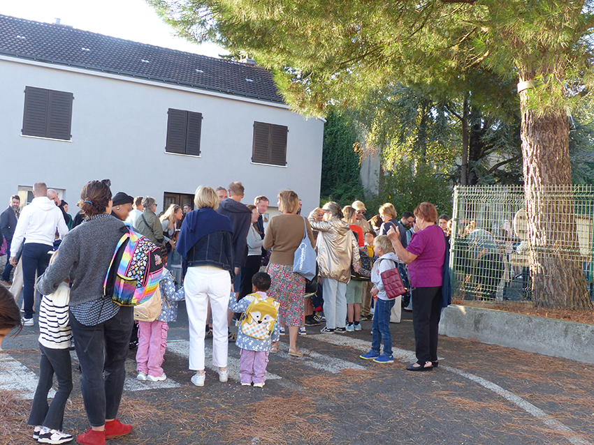 rentrée - devant école Ch Gifard.jpg