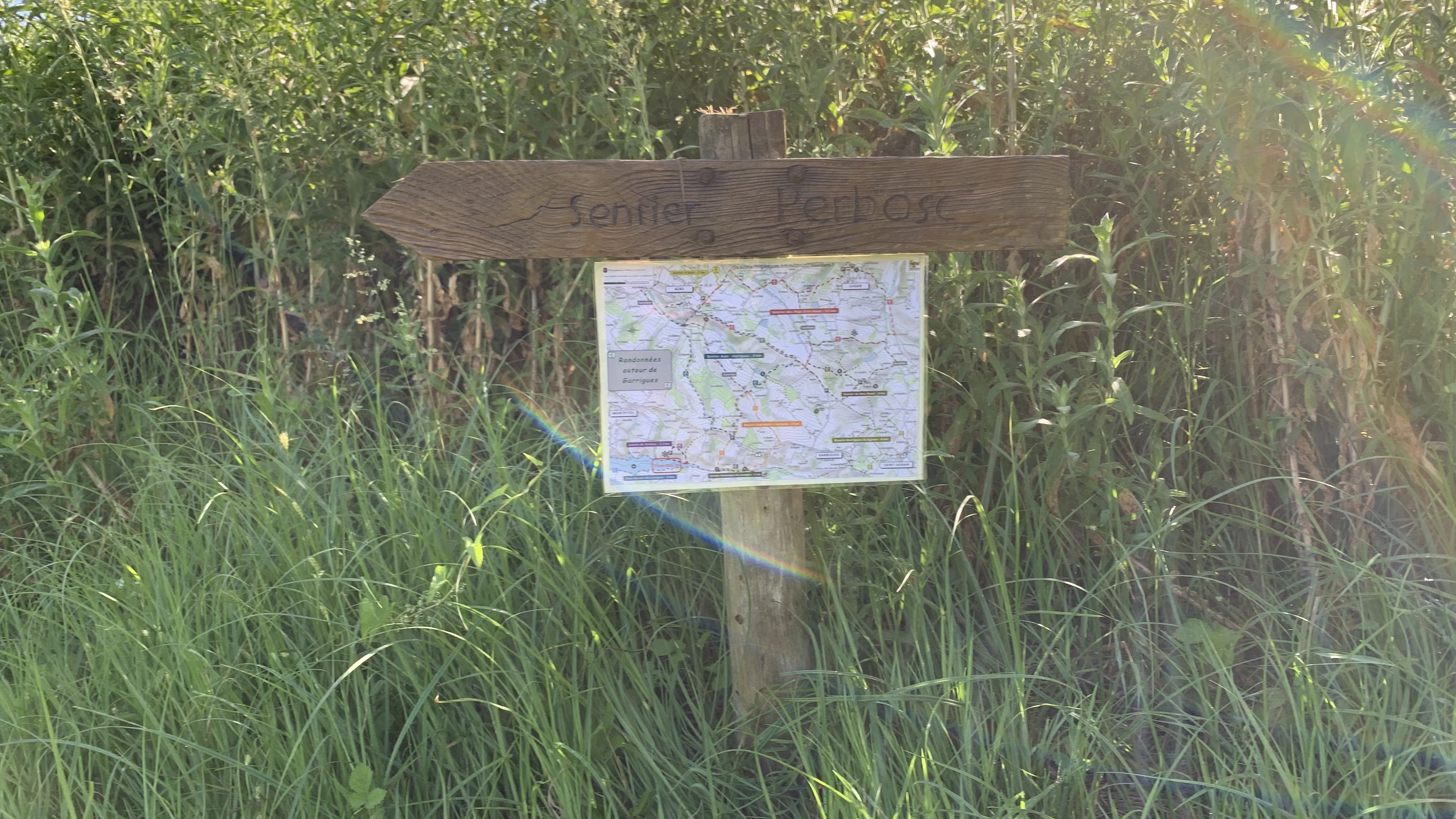 Une entrée du sentier de Perbosc avec plan de situation