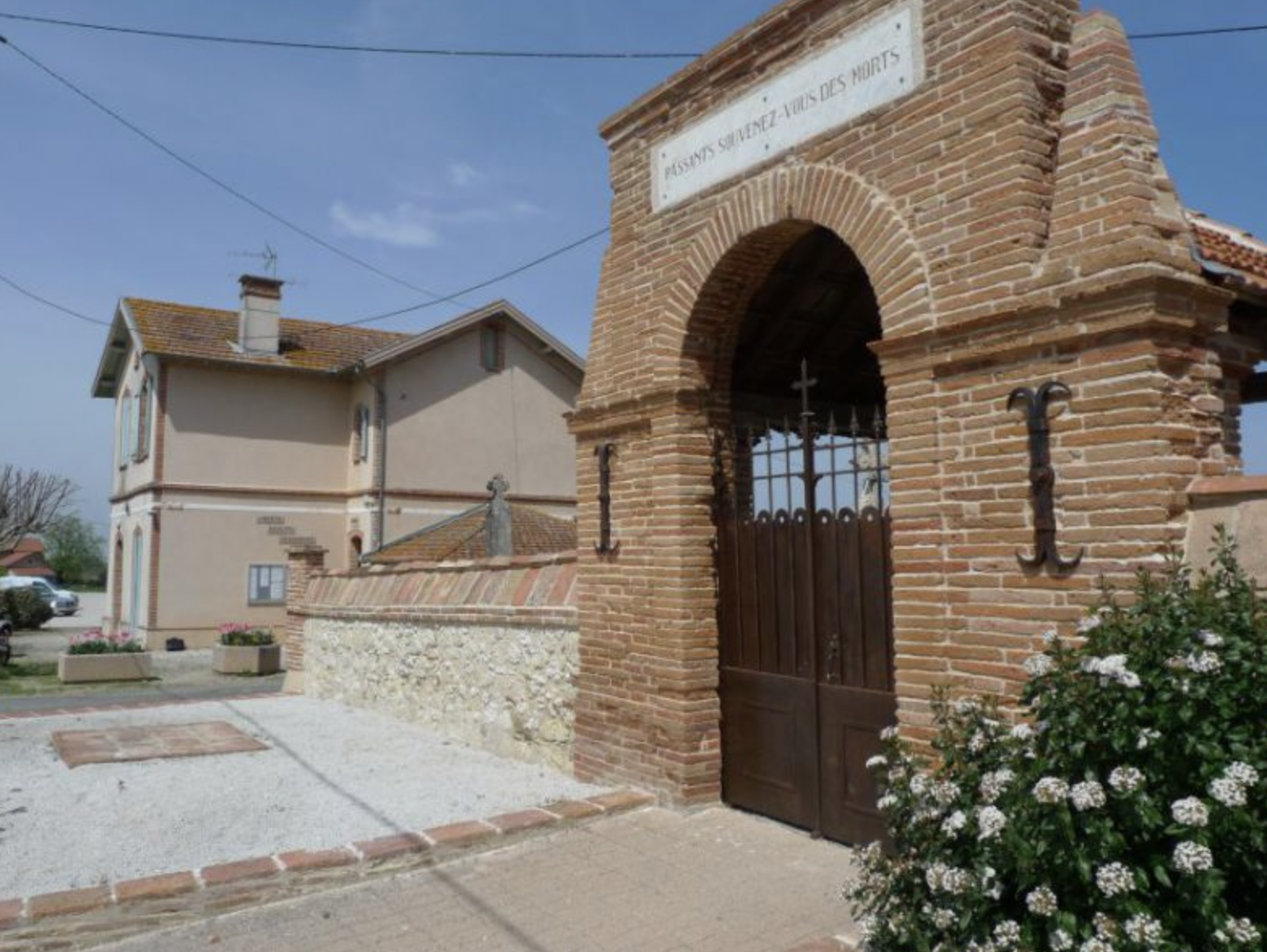 L'entrée du cimetière de Garrigues