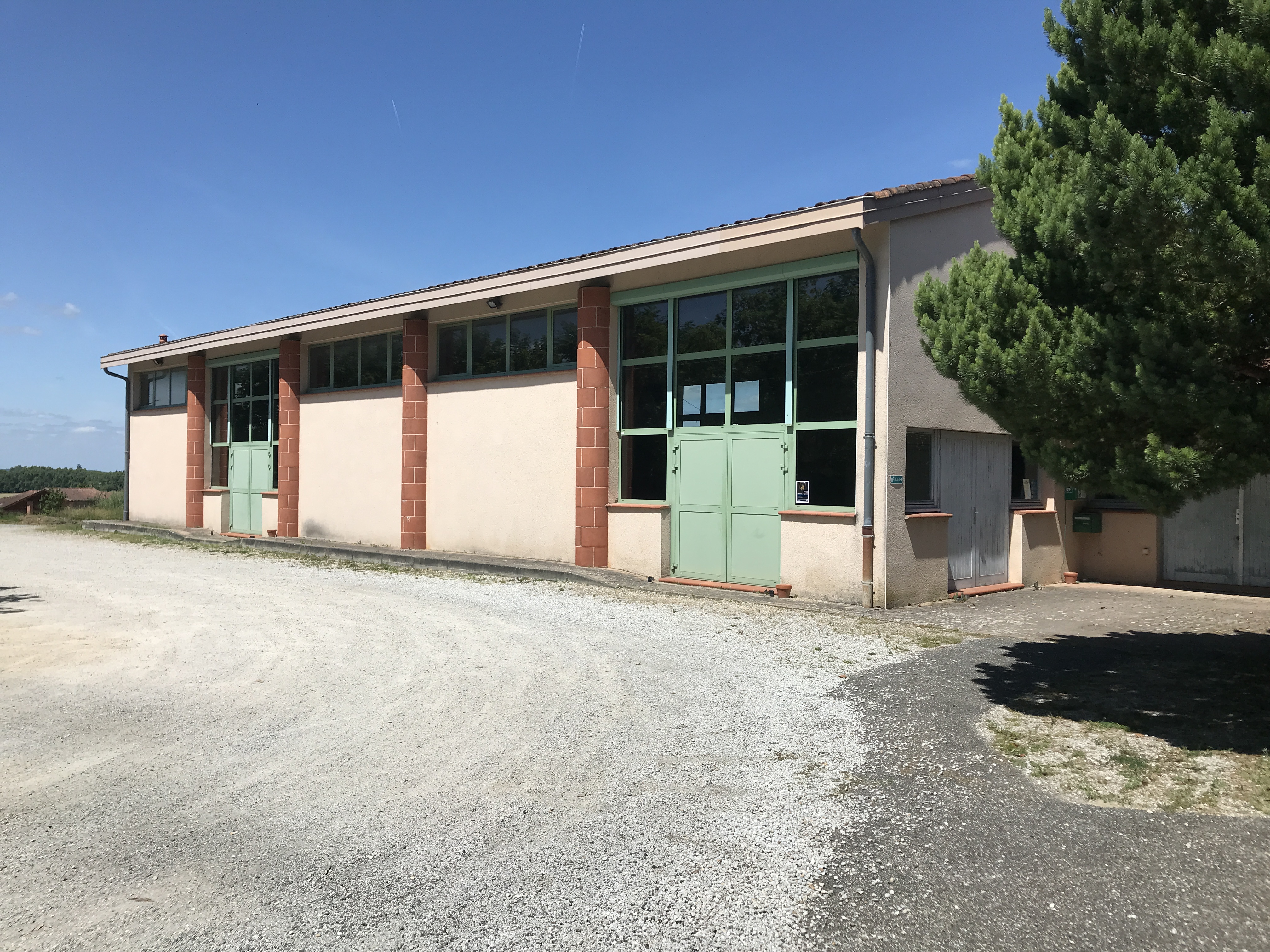 La salle des fêtes de Garrigues.JPG