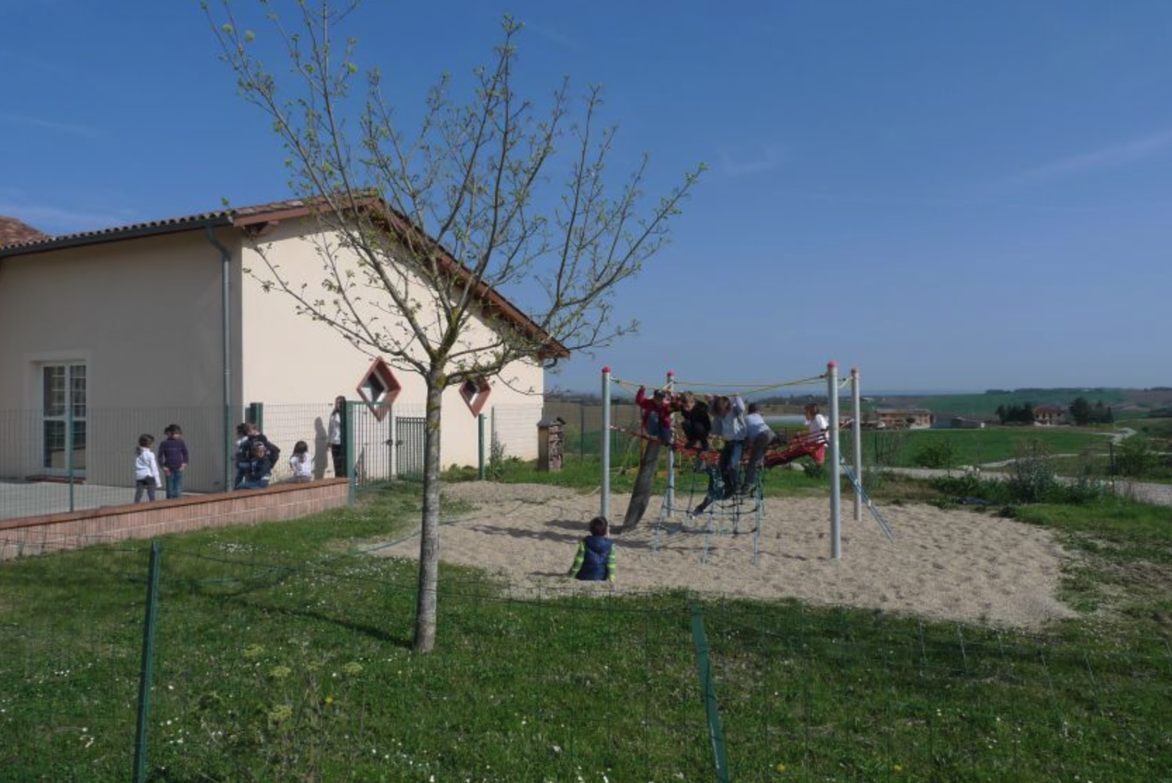 Aire de jeux de l_école de Garrigues.png