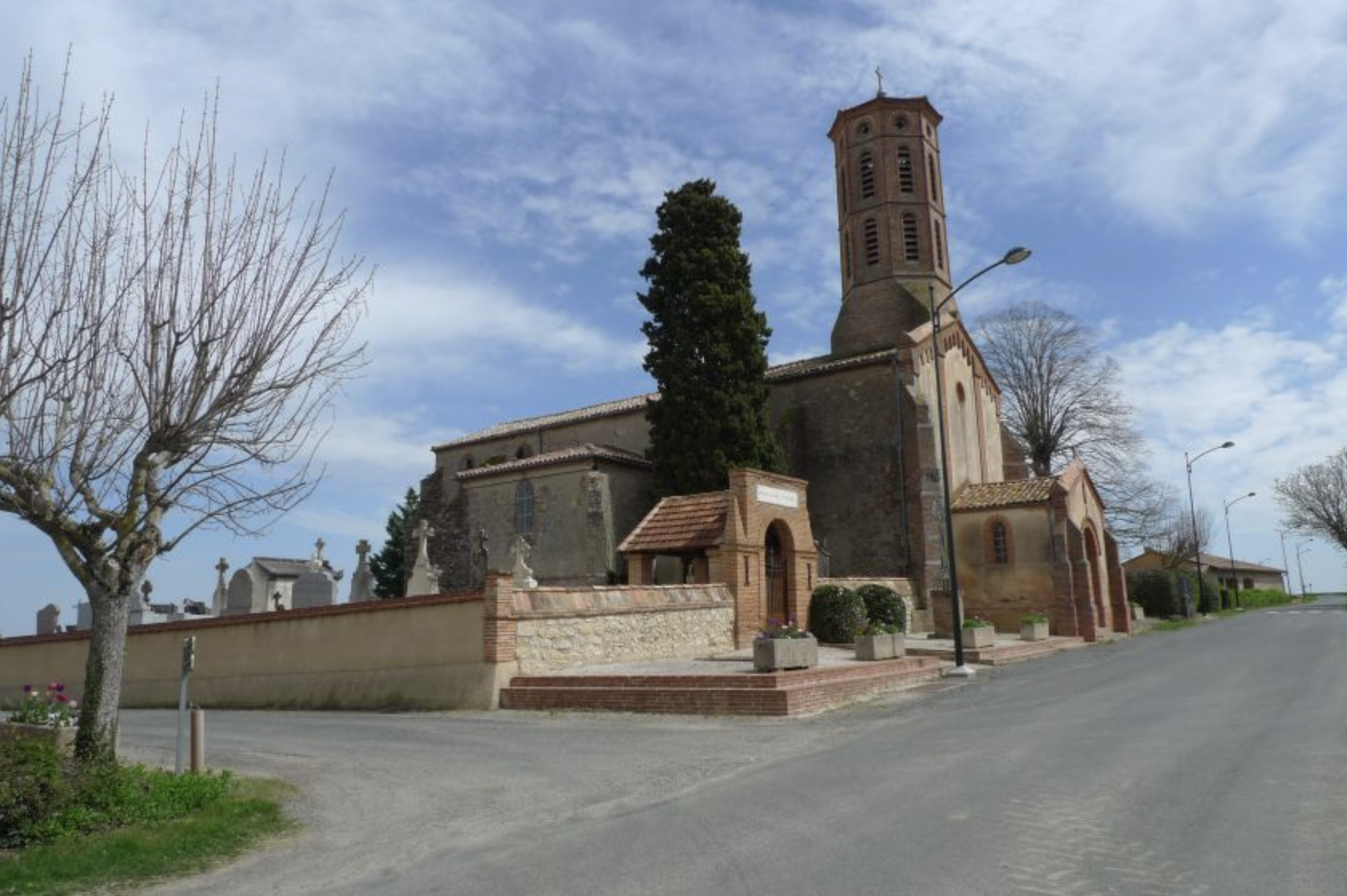 L'église Notre-Dame-de- l'Assomption et le cimetière de Garrigues