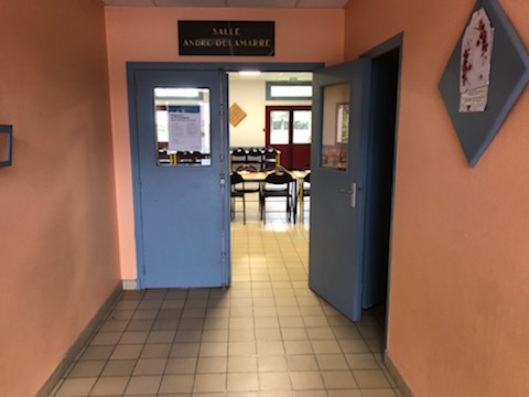 salle des fêtes entrée.jpg