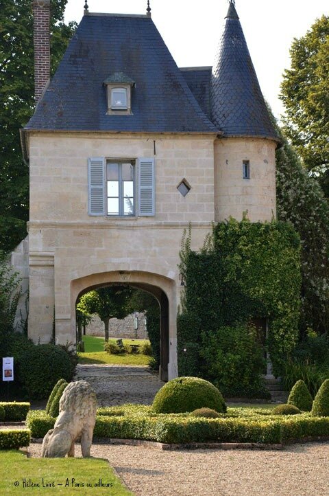 CHATEAU - PORTE - VUE DU JARDIN