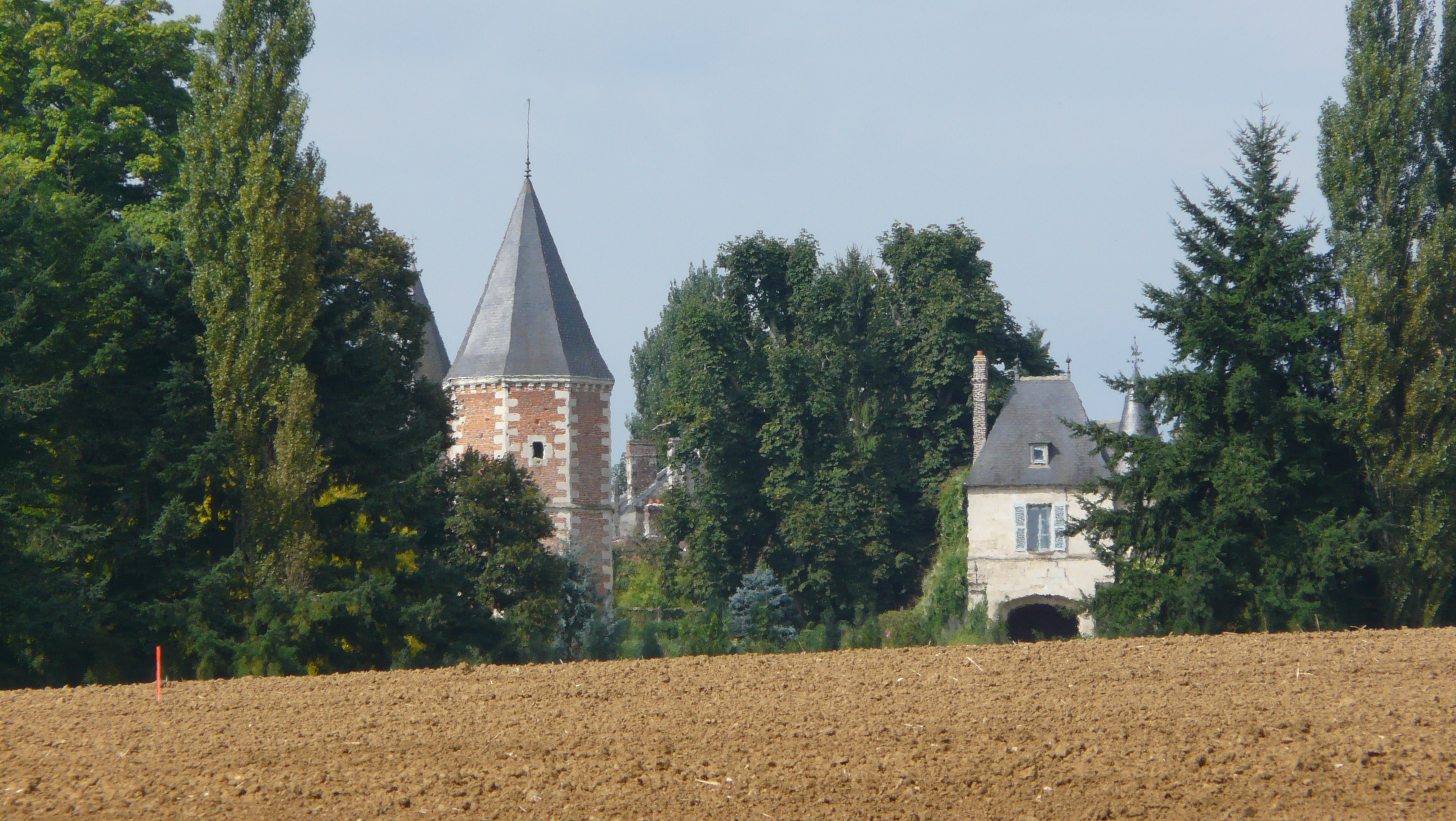 CHATEAU - VUE EXTERIEURE SUR LA PORTE D'ENTREE