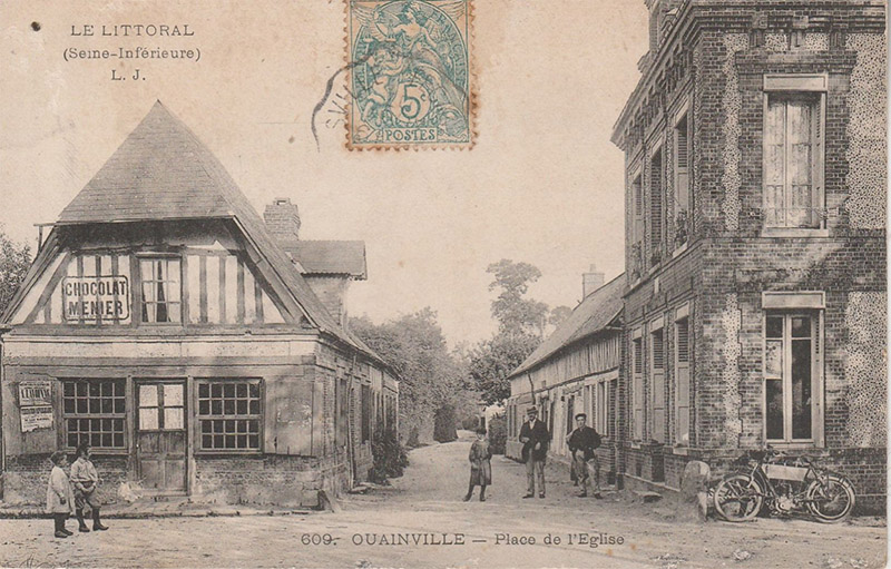 Ouainville — Place de l_église.jpg
